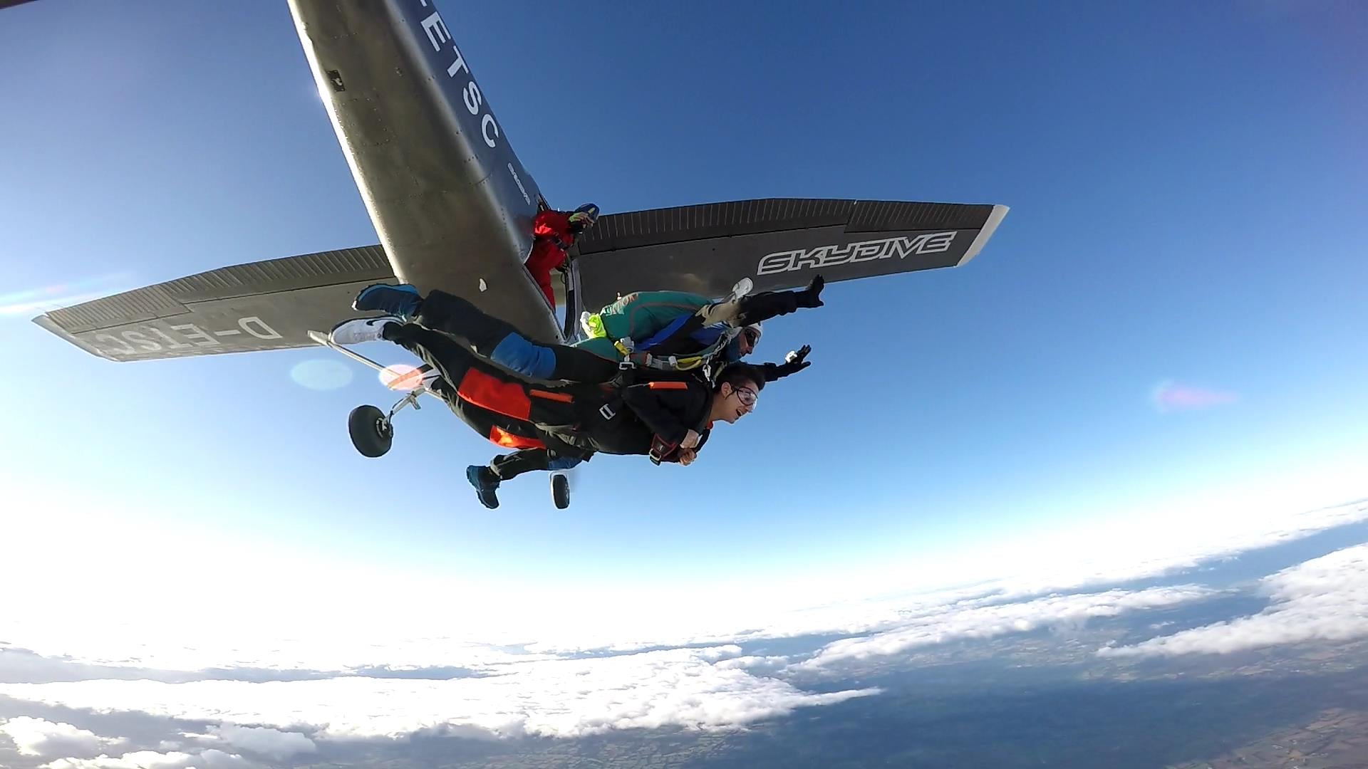 Parachutiste effectuant un saut en solo au-dessus de l’Aérodrome Bretagne Atlantique à Guiscriff – Formation par l’École de Parachutisme Bretagne Atlantique