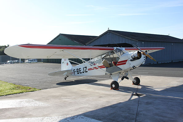 Piper Cub F-BEJZ Armor Aéro Passion stationné sur le tarmac de l’aérodrome Bretagne Atlantique