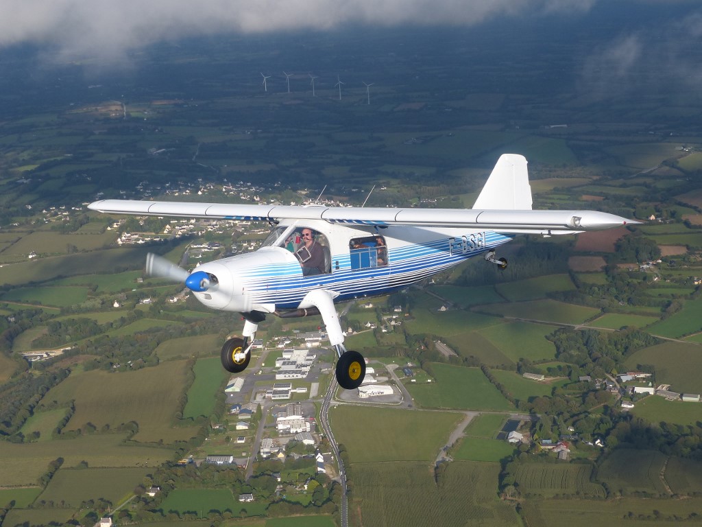 Cessna 172 d’Armor Aéro Vision survolant la campagne bretonne pour une mission de photographie aérienne