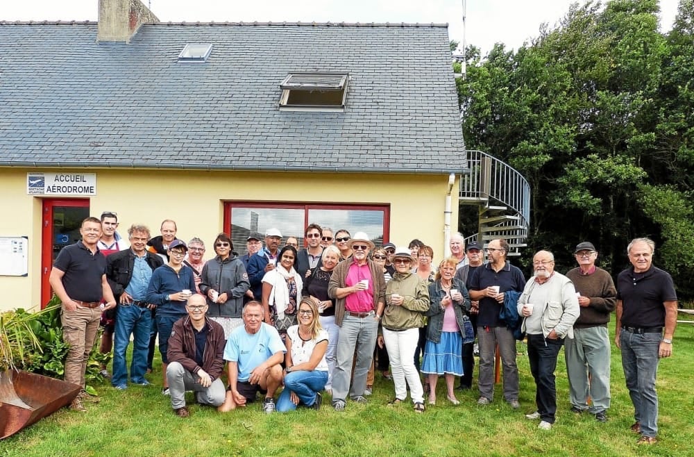 Groupe de bénévoles de l’Aérodrome Bretagne Atlantique posant devant le club-house après une journée d’engagement et de partage.