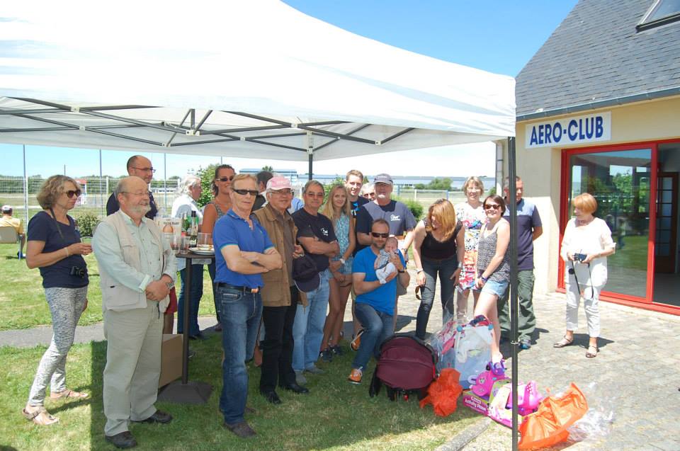 Un groupe de bénévoles de l’Aérodrome Bretagne Atlantique réunis devant l’aéro-club pour un événement associatif.