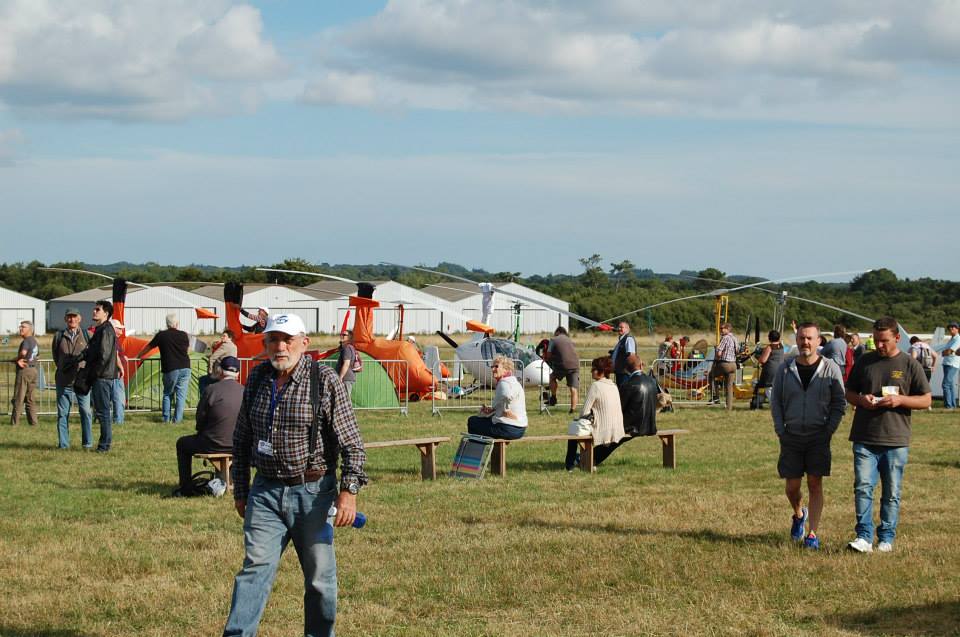 Bénévoles et visiteurs de l’Aérodrome Bretagne Atlantique lors d’un événement aéronautique en plein air.