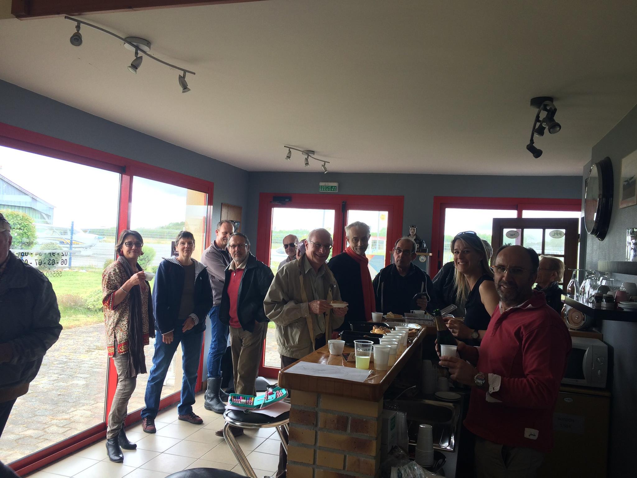 Un groupe de bénévoles de l’Aérodrome Bretagne Atlantique partage un moment convivial au club house.