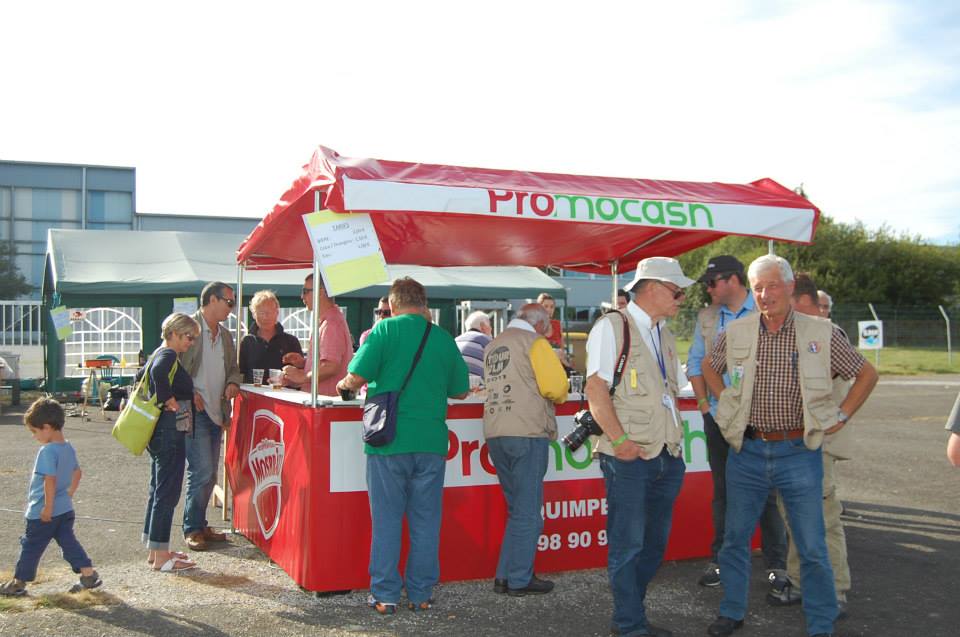 Des bénévoles de l’Aérodrome Bretagne Atlantique tenant un stand de buvette lors d’un événement aérien.