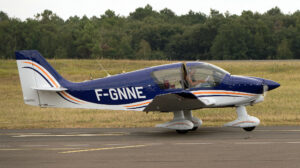 Avion DR400 F-GNNE des Ailes Armoricaines prêt pour le décollage à l’Aérodrome Bretagne Atlantique de Guiscriff