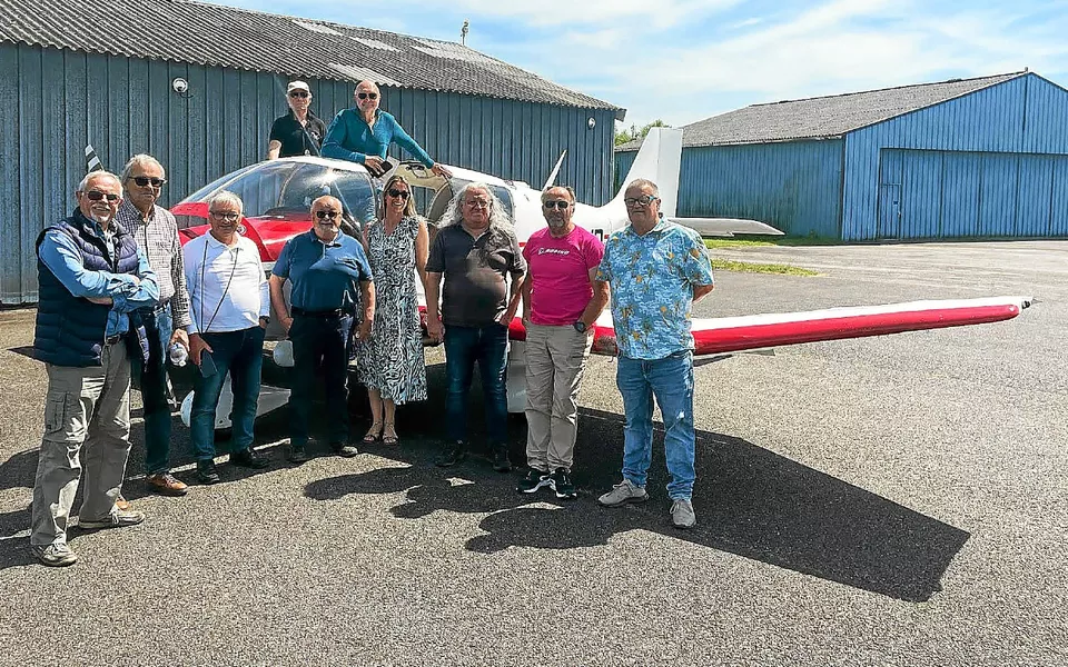 Membres des Ailes Armoricaines réunis à l’Aérodrome Bretagne Atlantique de Guiscriff devant un avion