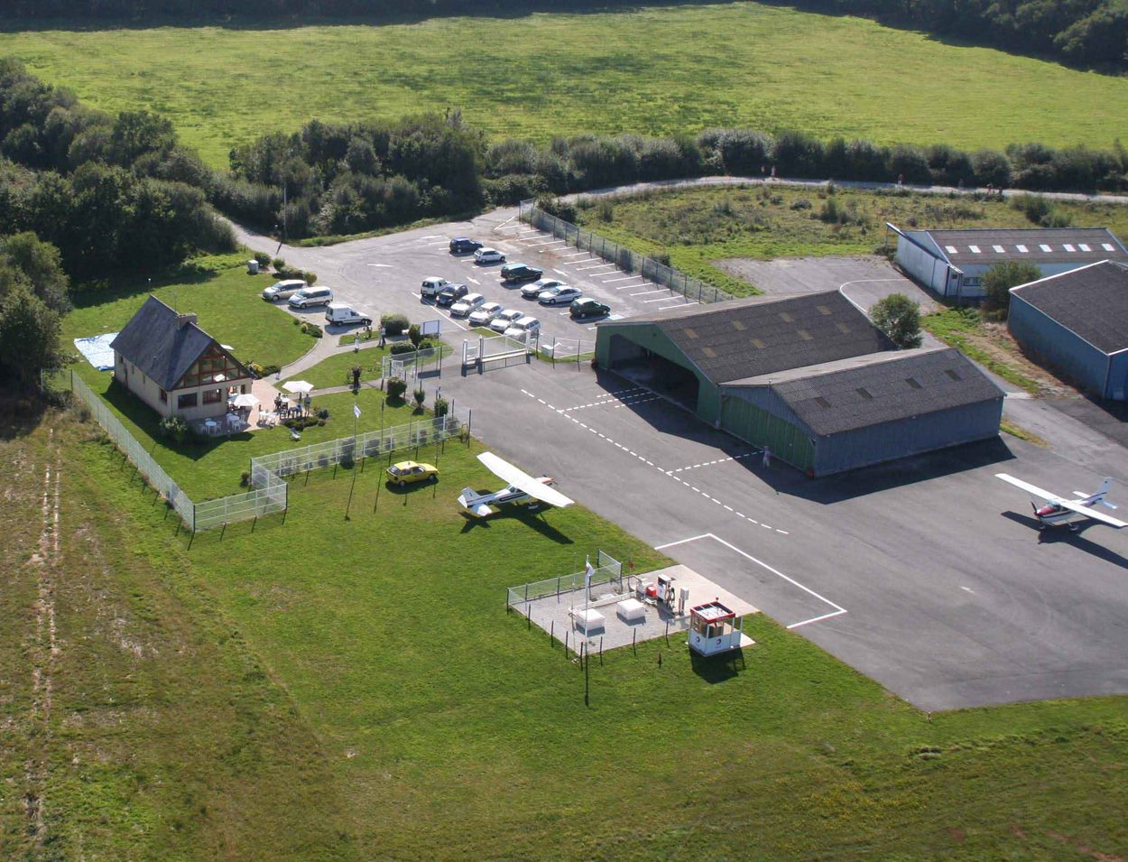 Vue aérienne de l’Aérodrome Bretagne Atlantique Guiscriff avec ses pistes et infrastructures entourées de la campagne bretonne.