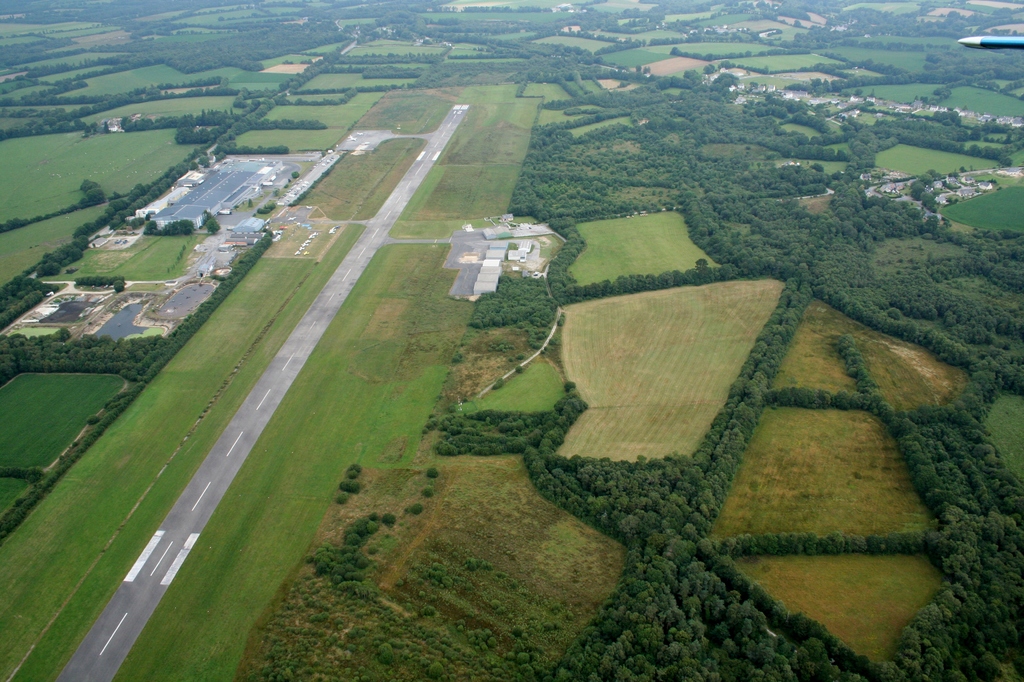 Vue aérienne de l’Aérodrome Bretagne Atlantique à Guiscriff, entouré de paysages verdoyants. Un lieu emblématique de l’aviation en Bretagne.